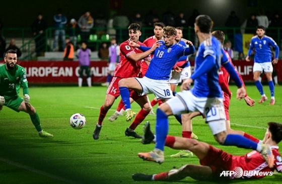 Quang cảnh trận Italy - Moldova. /AFPBBNews = Tin tức 1