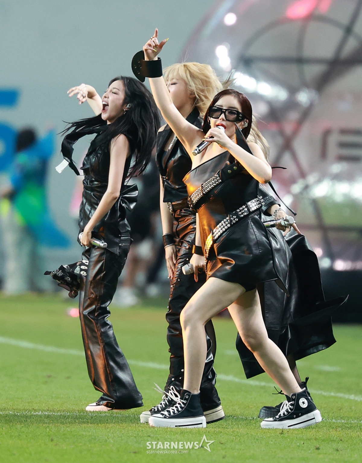 [Seoul = Newsis] Phóng viên Lee Young Hwan = Nhóm nhạc 2NE1 đang biểu diễn nửa giờ trong trận đấu giữa Newcastle United và Tottenham Hotspur trong loạt Coupang Play Series 2025 được tổ chức tại sân vận động World Cup Seoul Mapo-gu, Seoul vào chiều ngày 3. 205.08.03. 20hwan@newsis.com /Ảnh = Lee Young Hwan