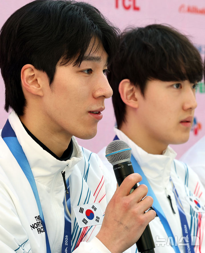 Hwang Dae-heon (trái) trả lời các câu hỏi của phóng viên. /Ảnh = Newsis