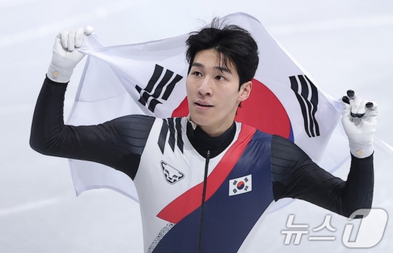 Hwang Dae-heon vui mừng đeo quốc kỳ sau khi giành huy chương bạc trong trận chung kết 1500m nam của Thế vận hội mùa đông Milan và Cortina Dampecho 2026 được tổ chức tại Milan Arena, Ý vào ngày 14 (giờ địa phương). Ảnh = News1
