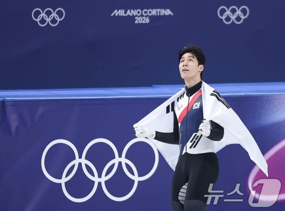 Hwang Dae-heon đang nhìn xa sau khi giành huy chương bạc trong trận chung kết 1500m nam của Thế vận hội mùa đông Milan và Cortina Dampecho 2026 được tổ chức tại Milan Arena, Ý vào ngày 14 (giờ địa phương). Ảnh = News1