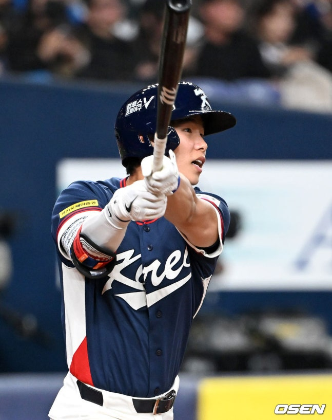 图为在3日与欧力士队的比赛中观看击球的金惠成。 