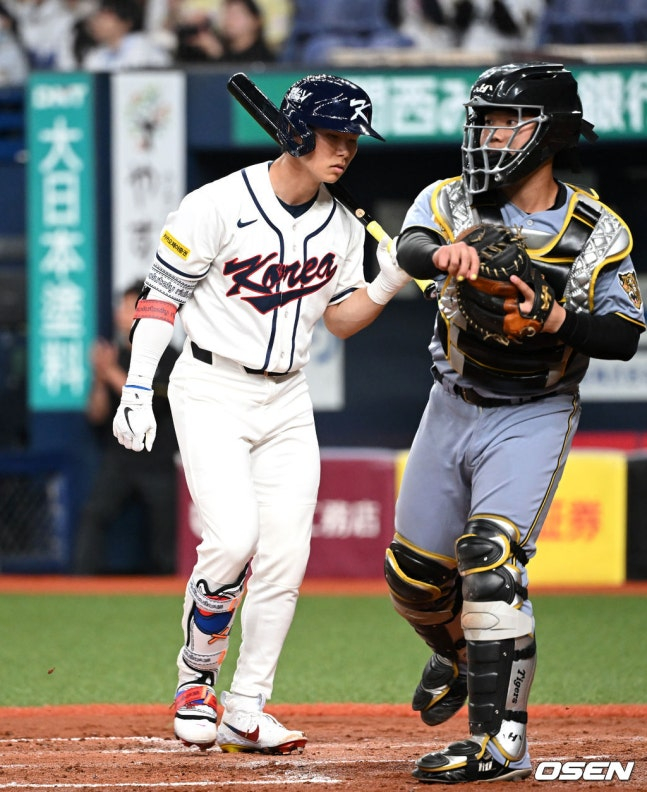 2日，在与阪神队的比赛中，因三振出局而退出的金海成（左）。