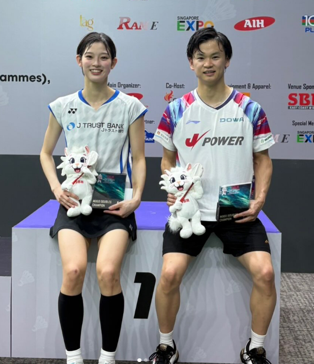 2日，田口八重子（左）通过自己的个人SNS上传了与渡边悠太的合影。 =照片=taguchi maya社交媒体。