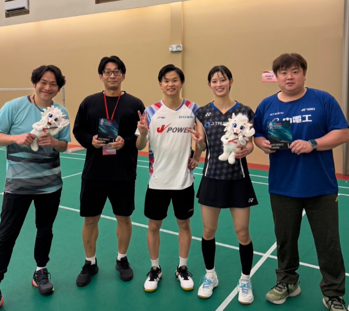 图为，田口真央（右二）和渡边悠太（中）。 =照片=taguchi maya社交媒体。