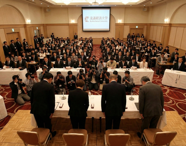 低着头的苹果现场。 =照片=人工智能应用生成