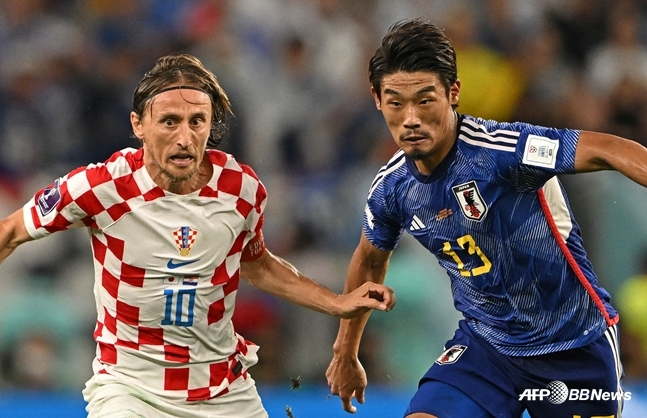 图为，正在与莫德里奇争球的森田秀正（右）。 =法新社BBNews=新闻1。