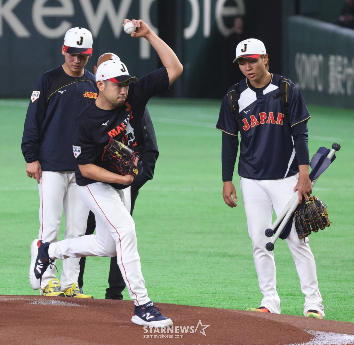 도쿄돔에서 마운드를 점검하는 일본 대표팀 기쿠치 유세이