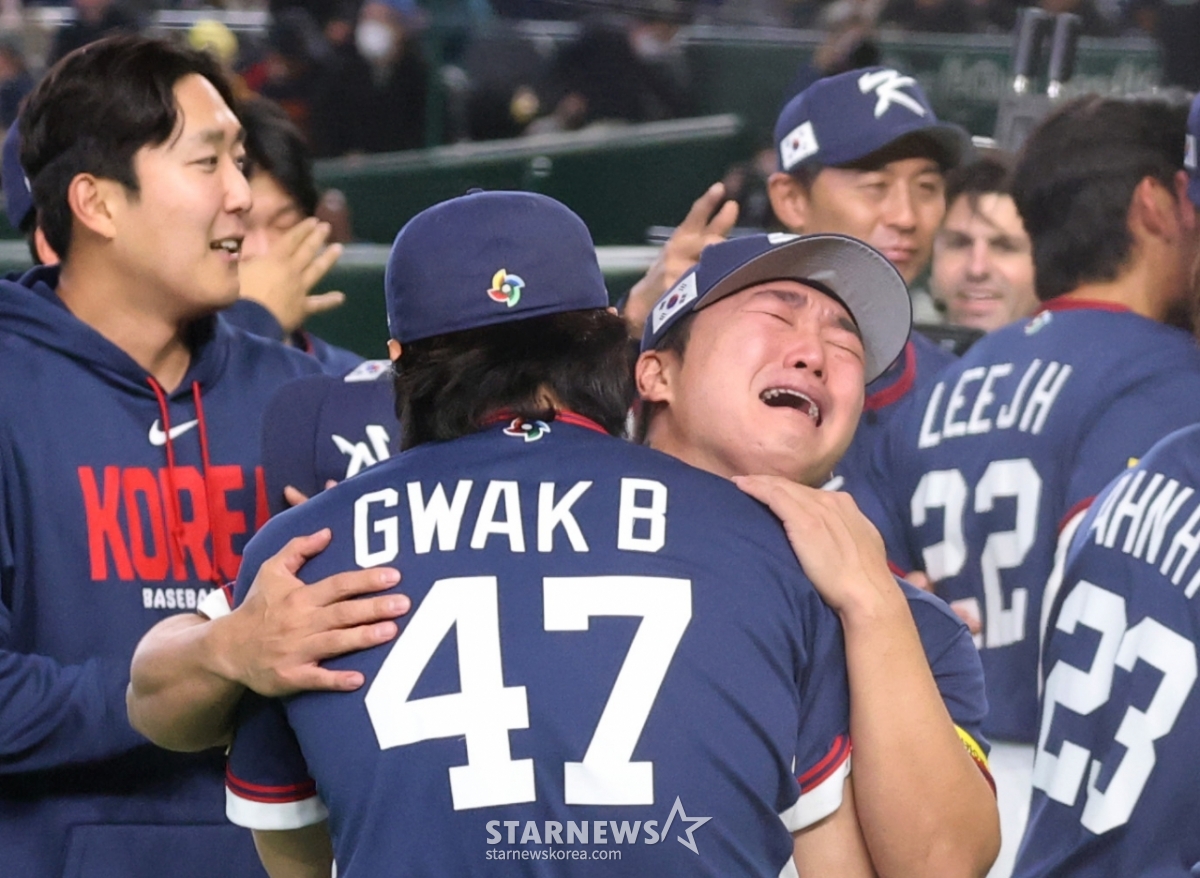 '한국은 안 돼' 17년 지속된 회의론, '벼랑 끝→기적의 8강행' 도쿄돔이 눈물바다가 됐다