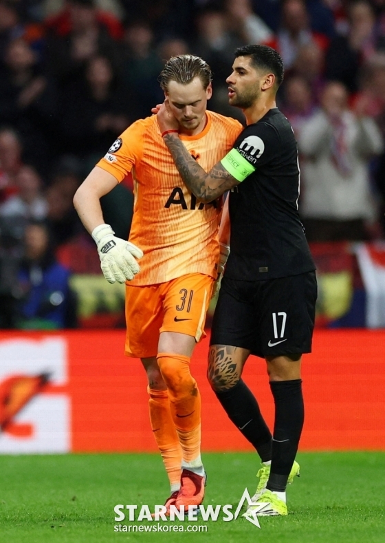 11日凌晨5时(韩国时间)，安东宁•金斯基(左)在西班牙马德里利雅得大都会体育场举行的2025 ~ 2026欧洲足球联盟(UEFA)冠军联赛(UCL)16强首轮比赛中，与马德里竞技队的比赛仅进行15分钟就失4分被替换下场。 =路透社/news 1。