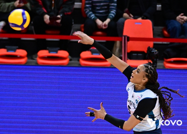 Сильва, несущая мощные подачи. /Фото = Предоставлено KOVO.