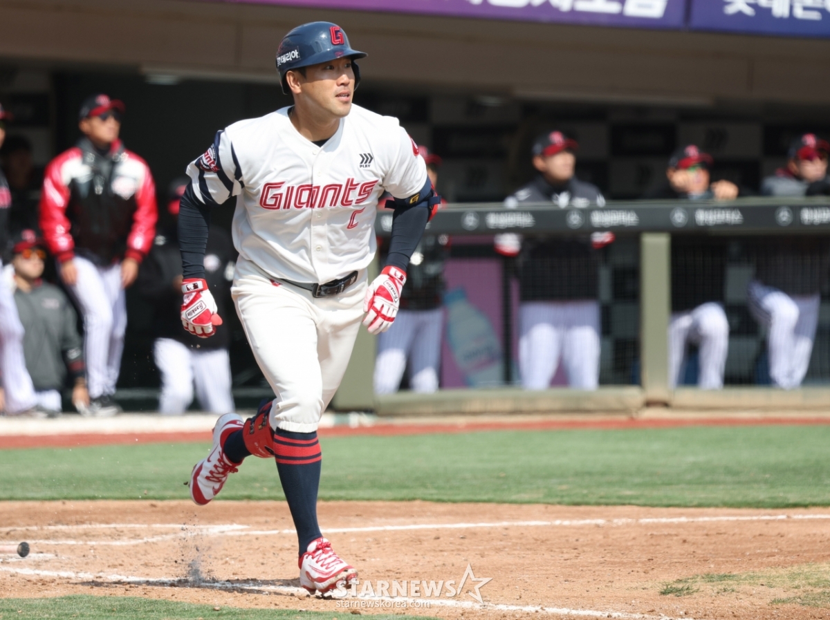 [포토] 전준우 '캡틴의 질주'