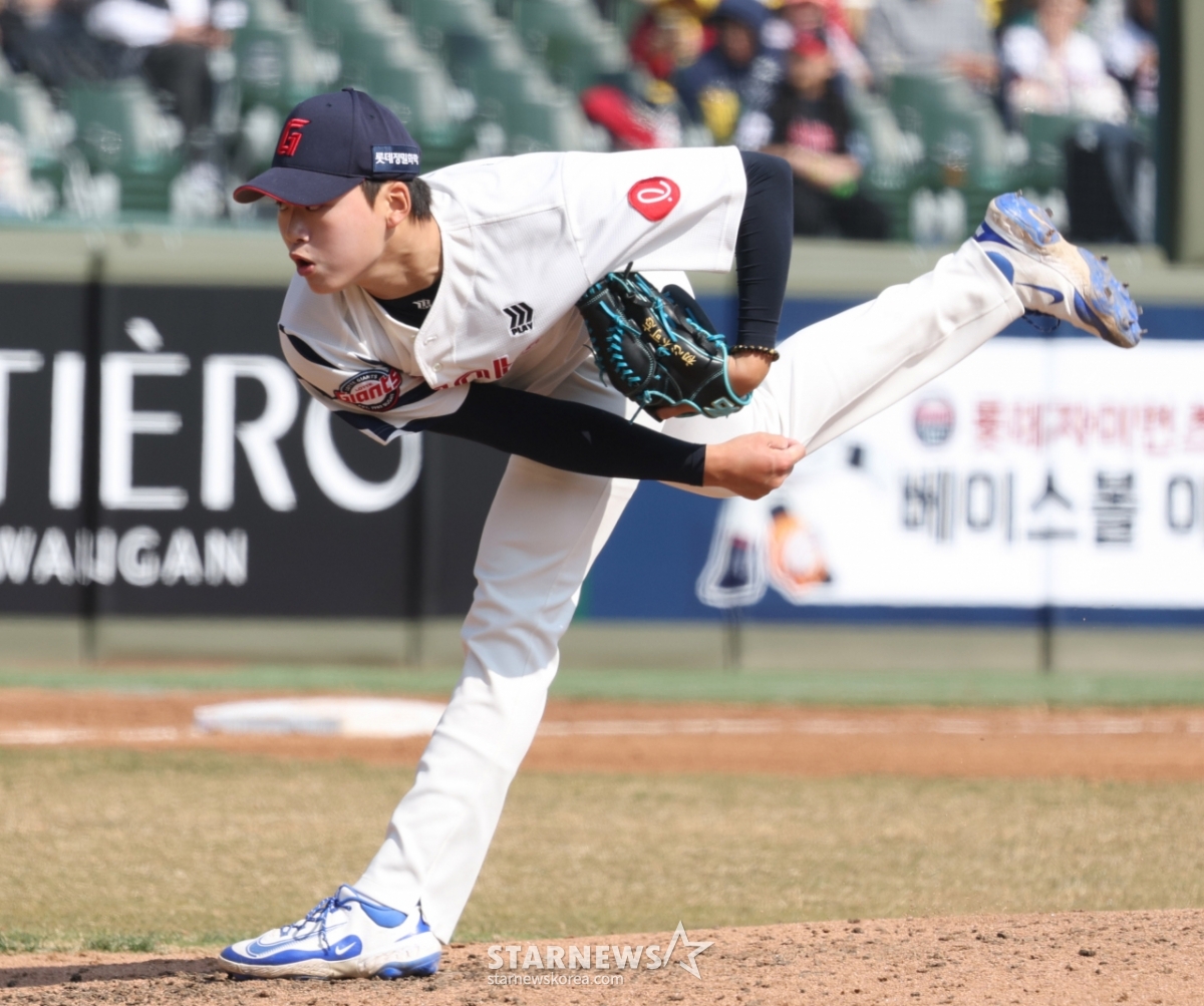 [포토] 박준우 '1이닝 완벽투'