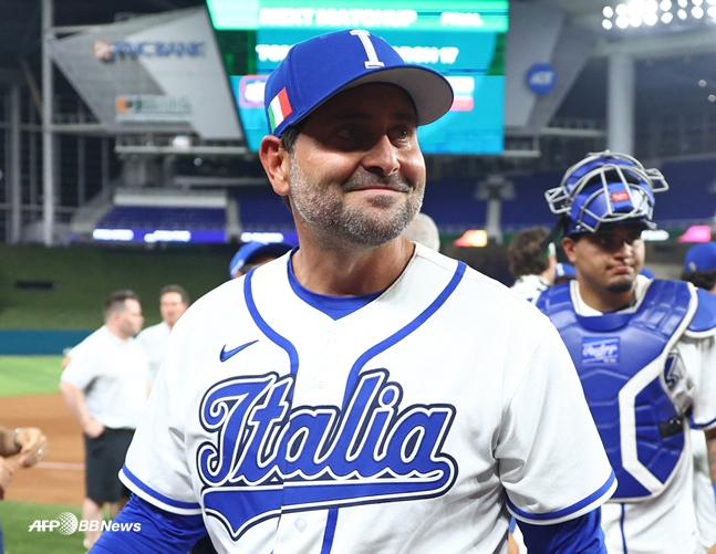 Coach Servelli is looking at the stands after the game. /AFPBBNews=News1