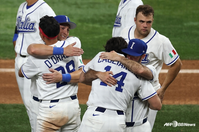 The Italian players hug each other after the match against Venezuela on the 17th. /AFPBBNews=News1