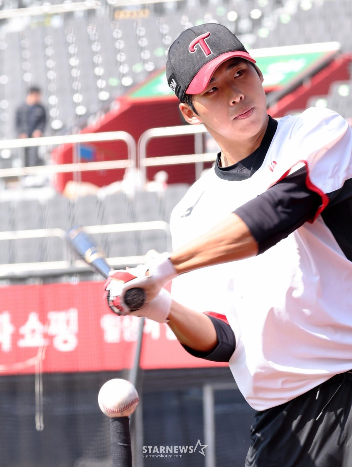 [포토]'공 안보고 공치기' LG 추세현