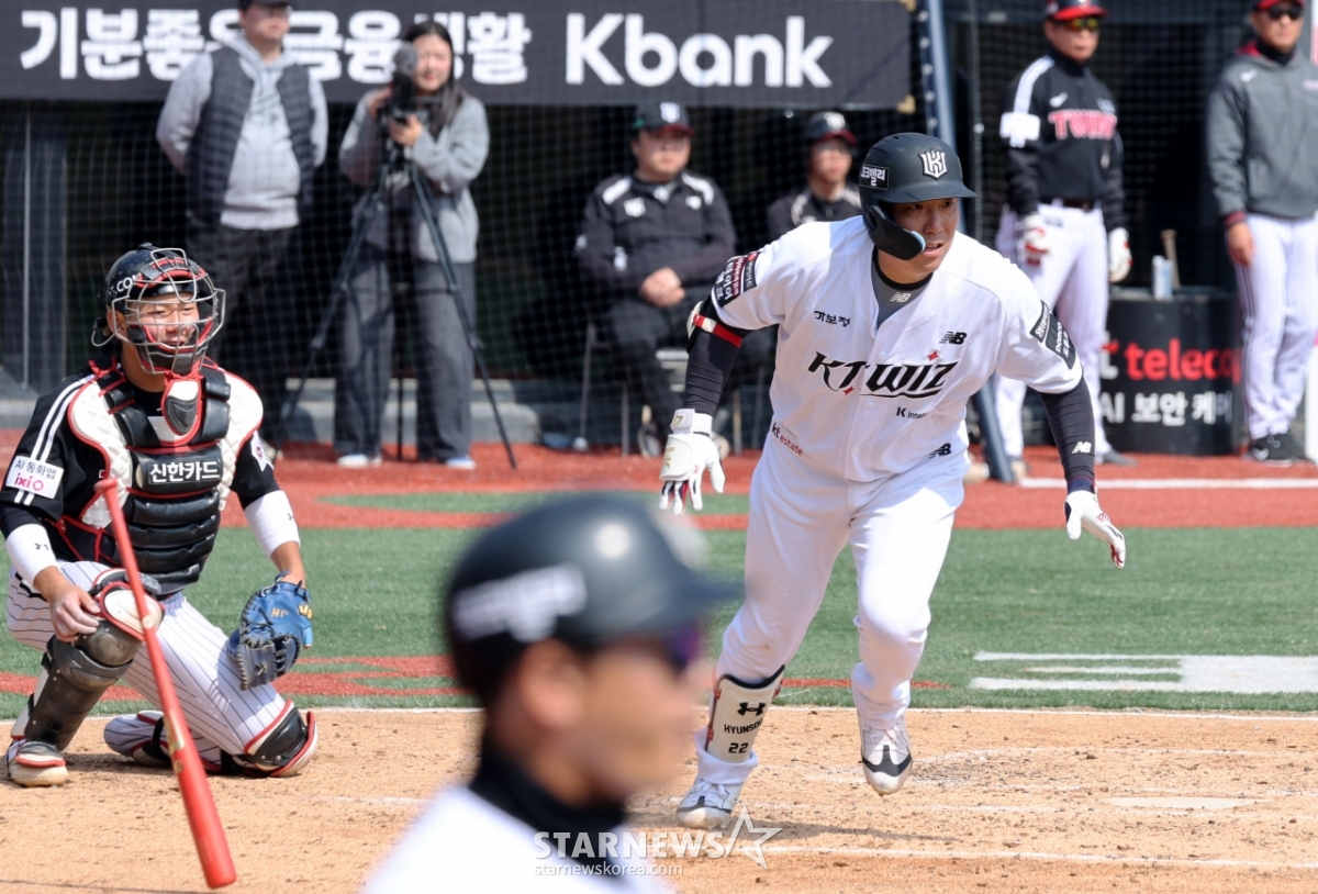 [포토]'2회말 상대실책으로 출루' 김현수