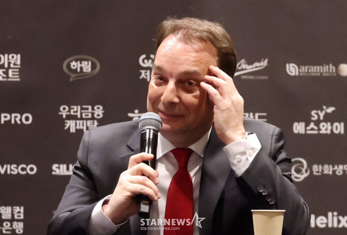 桑切斯在面向对象的新闻发布会上回答记者提问。 =照片=金镇京。
