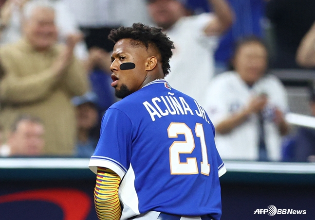 Acuña Jr. hit an infield timely hit to make it 2-2. /AFPBBNews=News1