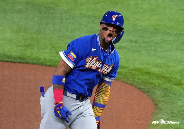 Acuña Jr. roars after hitting a home run against Japan. /AFPBBNews=News1