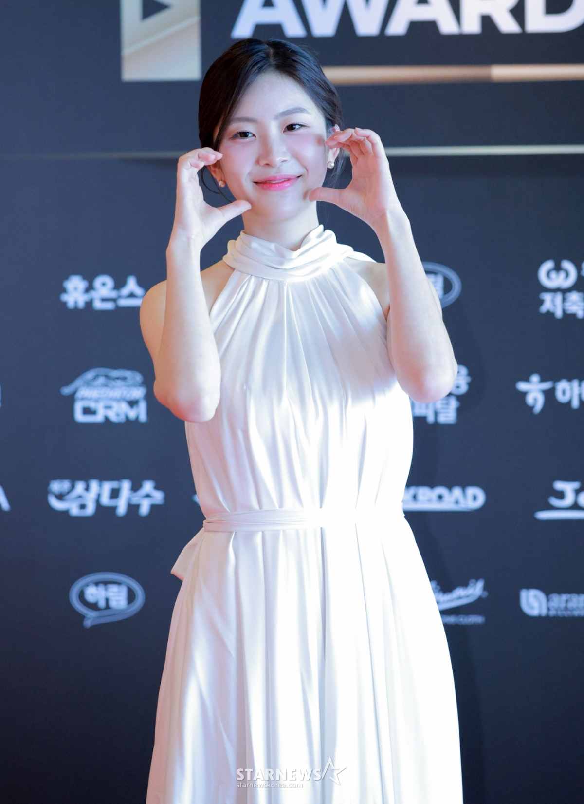 Jung Soo-bin poses on the photo wall ahead of the "Hana Card PBA Golden Q Awards 2026" held at Grand Walkerhill Seoul Vista Hall in Gwangjin-gu, Seoul on the 17th. /Photo = Senior Reporter Kim Jin-kyung