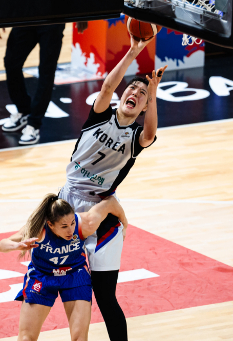 图为朴智秀（右）在与法国队的比赛中试图投篮。 =照片=FIBA官网。