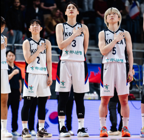 和法国比赛前韩国国家女子篮球代表队选手们。 =照片=FIBA官网。