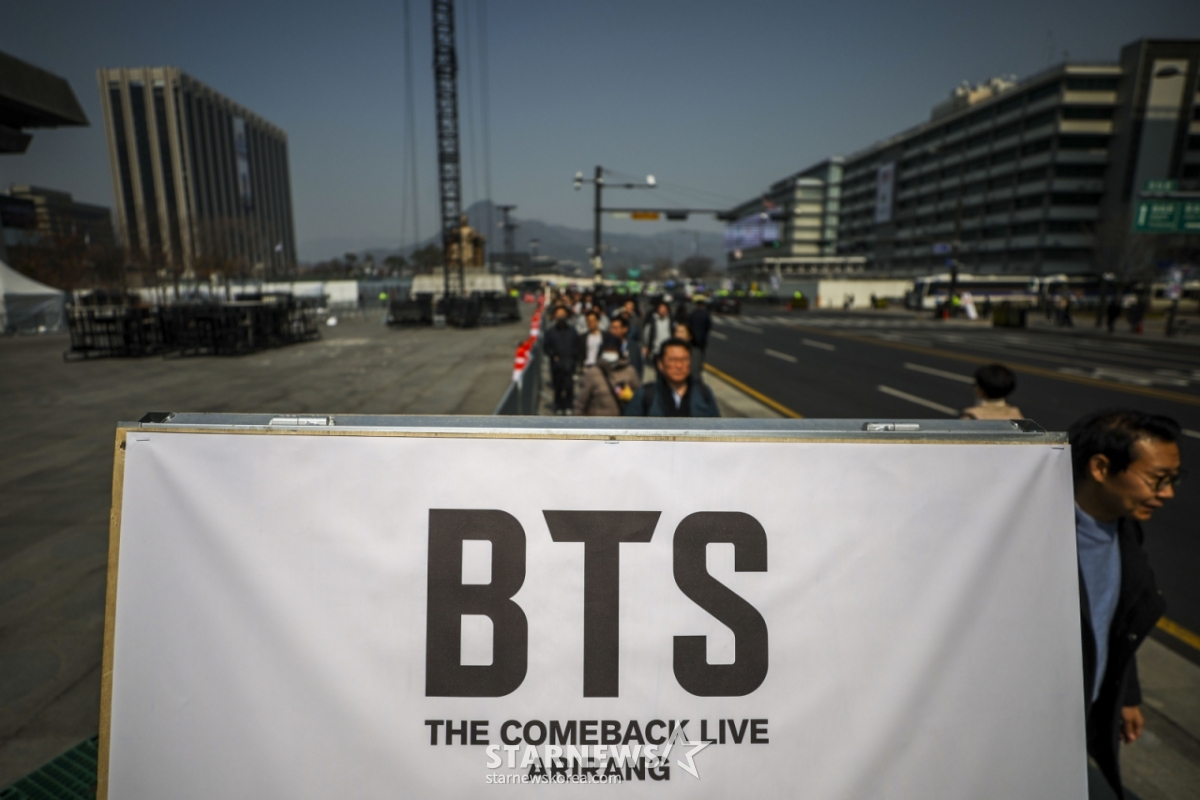 [Seoul = Newsis] Reporter Jung Byung-hyuk = A road control notice is installed at Gwanghwamun Square in Jongno-gu, Seoul on the 17th, ahead of BTS's comeback performance at Gwanghwamun Square in Seoul. 2026.03.17. jhope@newsis.com / Photo = Jeong Byeong-hyuk