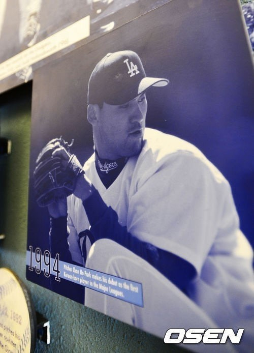 图为1994年首次进军美国职业棒球大联盟(MLB)并在洛杉矶道奇队效力时的朴赞浩的照片。