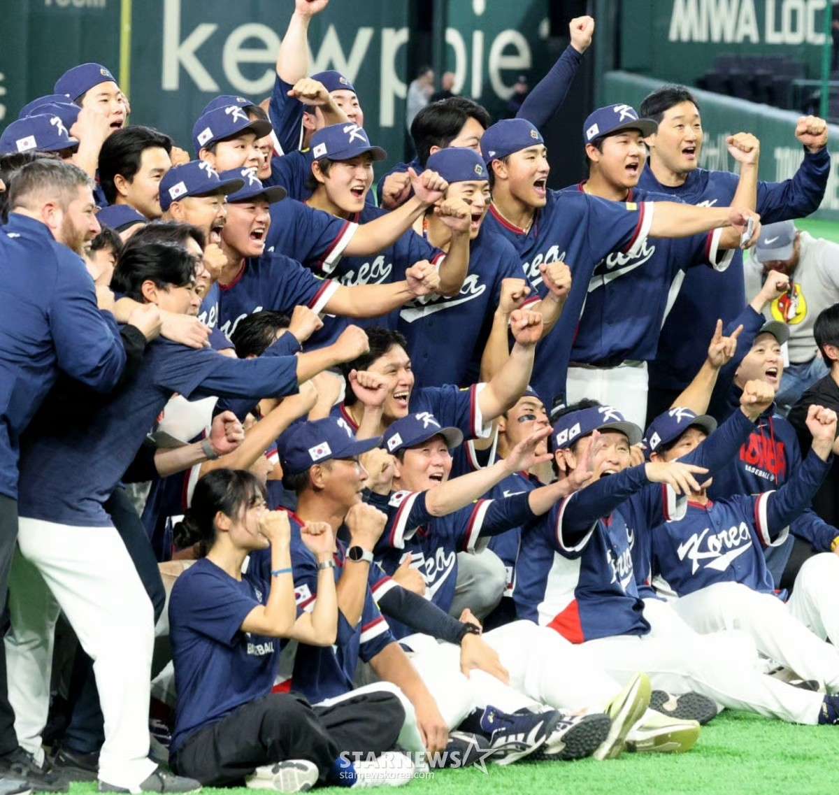 本月9日,在东京巨蛋体育场举行的2026世界棒球经典赛(WBC)第一轮最后一场比赛中,韩国棒球队以7比2获胜,确定进入8强后,正在合影留念。 =照片=高级记者姜英祖。