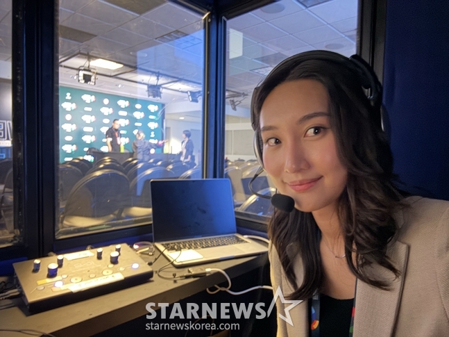 A picture of Choi Ji-hyun in the interpreter booth. /Photo = Courtesy of Choi Ji-hyun