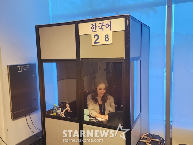 Choi Ji-hyun, who is interpreting. /Photo = Reporter Park Soo-jin