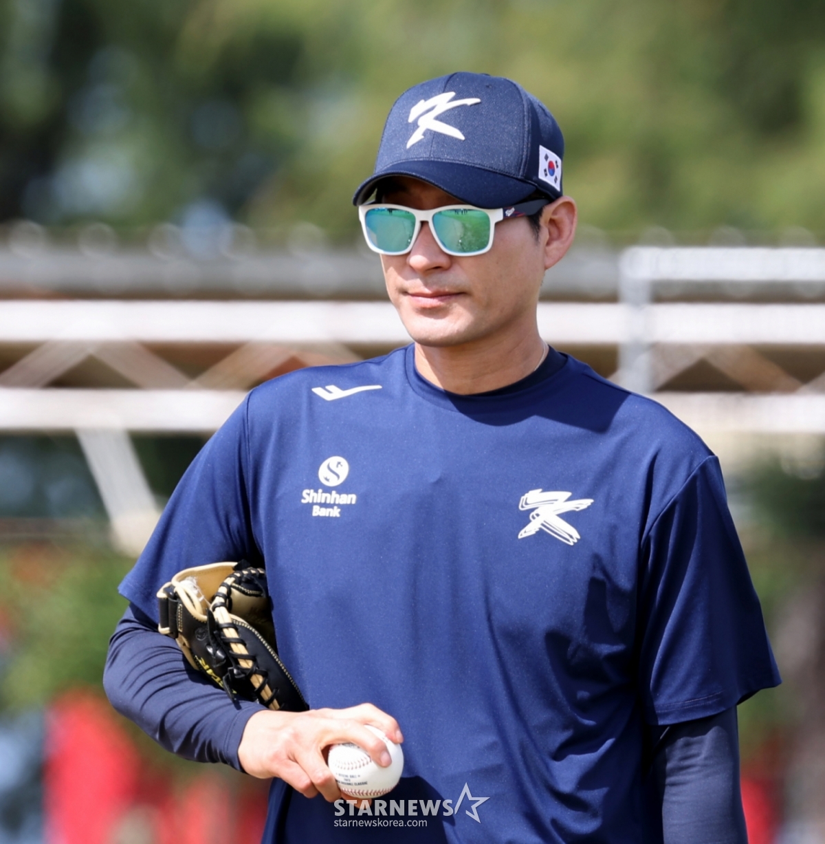 棒球代表队首席教练姜仁权(音)正在观看1月10日在塞班岛Olleye Sports Complex举行的转地训练第一天进行的热身训练。 =照片=高级记者姜英祖。