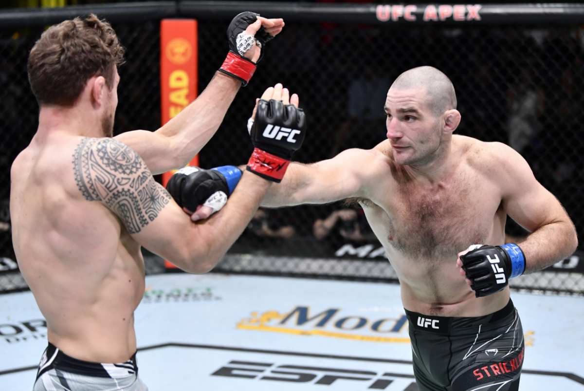 图为，斯特里克兰德（右）正在挥动右手刺拳。 =照片=UFC提供。