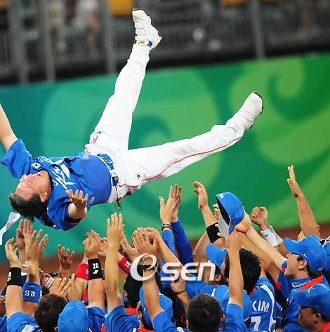 After winning the gold medal, the athletes of the 2008 Beijing Olympic team are rinsing coach Kim Kyung-moon. /Photo =OSEN