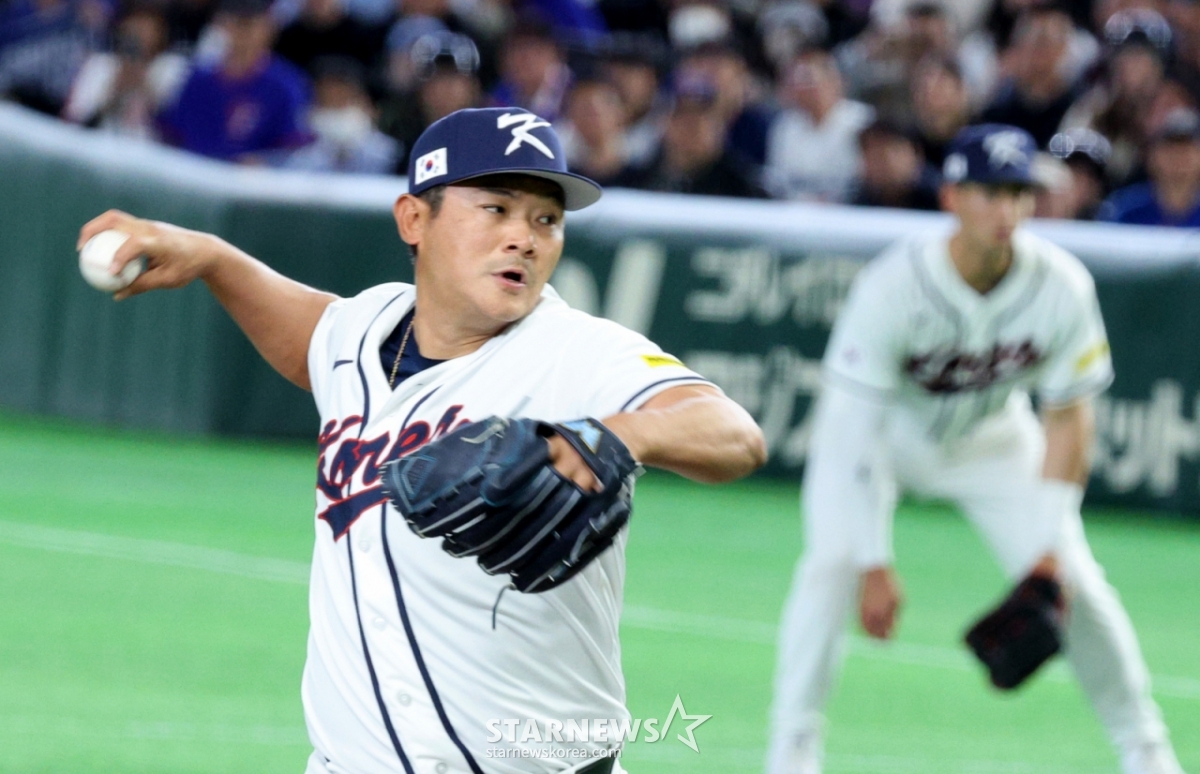 Baseball team Noh Kyung-eun is pitching in the bottom of the 10th inning of the 2026 WBC Tokyo POOL match between South Korea and Taiwan held at Tokyo Dome, Japan on the 8th. /Photo = Senior Reporter Kang Young-jo