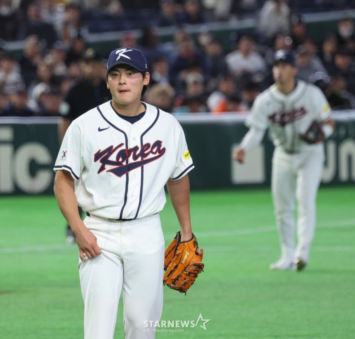 Baseball team pitcher Cho Byung-hyun is finishing the inning without allowing a run in the top of the seventh inning against the Czech Republic in the group stage on the 5th. /Photo = Senior Reporter Kang Young-jo