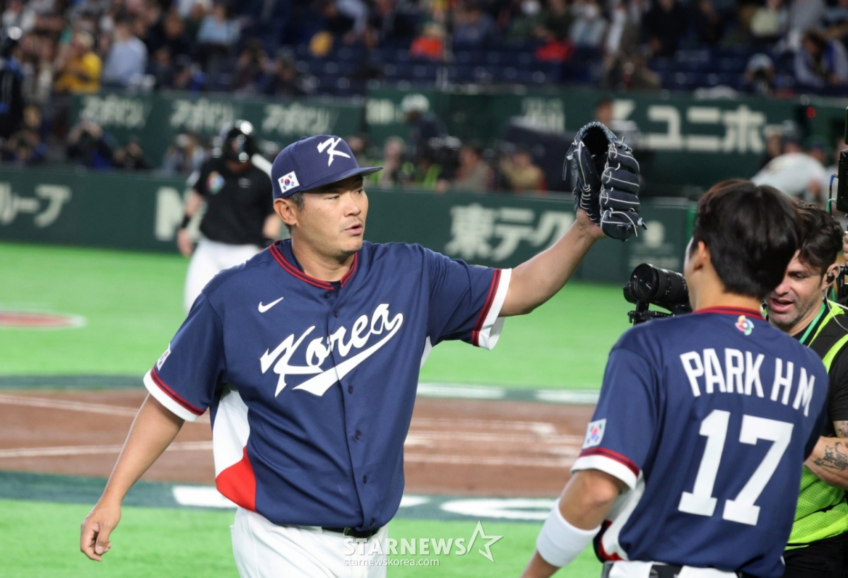 Noh Kyung-eun is heading to the dugout after Son Joo-young, who took the mound in the bottom of the second inning of the 2026 WBC Tokyo POOL match between South Korea and Australia at Tokyo Dome on the 9th, was rushed to pitch without losing a point. /Photo = Senior Reporter Kang Young-jo