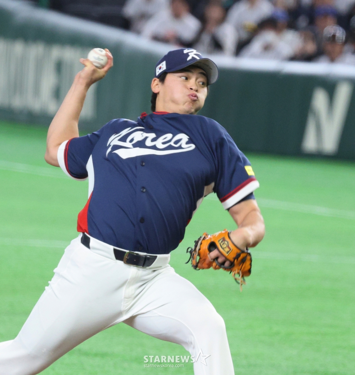 Cho Byung-hyun is taking the mound following Ko Young-pyo in the bottom of the third inning of the 2026 WBC Tokyo POOL match between South Korea and Japan at Tokyo Dome on the 7th.   2026.03.07. /Picture = Senior Reporter Kang Young-jo