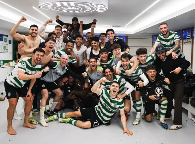 Các cầu thủ Sporting CP vui mừng trong phòng thay đồ sau chiến thắng. Ảnh = Cap màn hình SNS chính thức của SportingCP