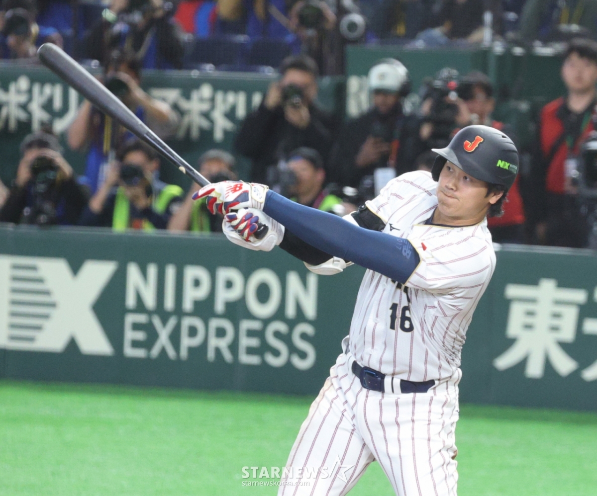 韓国1塁手のムン·ボギョンが7日、東京ドームで行われた2026WBC東京POOL大韓民国と日本の試合5回裏、安打で出塁した大谷に挨拶している。   2026.03.07. /写真=カン·ヨンジョ先任記者