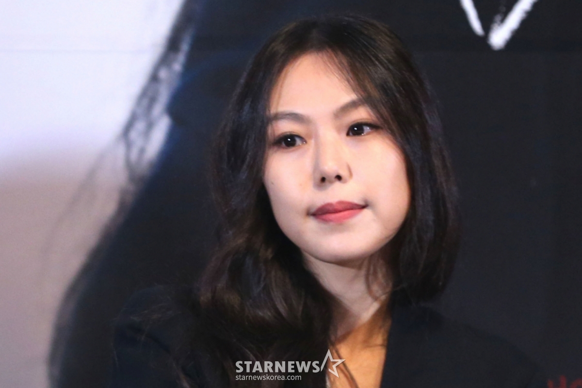 $ 演员金敏喜13日下午出席在首尔广津区紫阳洞乐天影院建国大学入口举行的电影《独自在夜晚的海边》媒体试映会记者见面会。 =照片=李基范记者leekb@