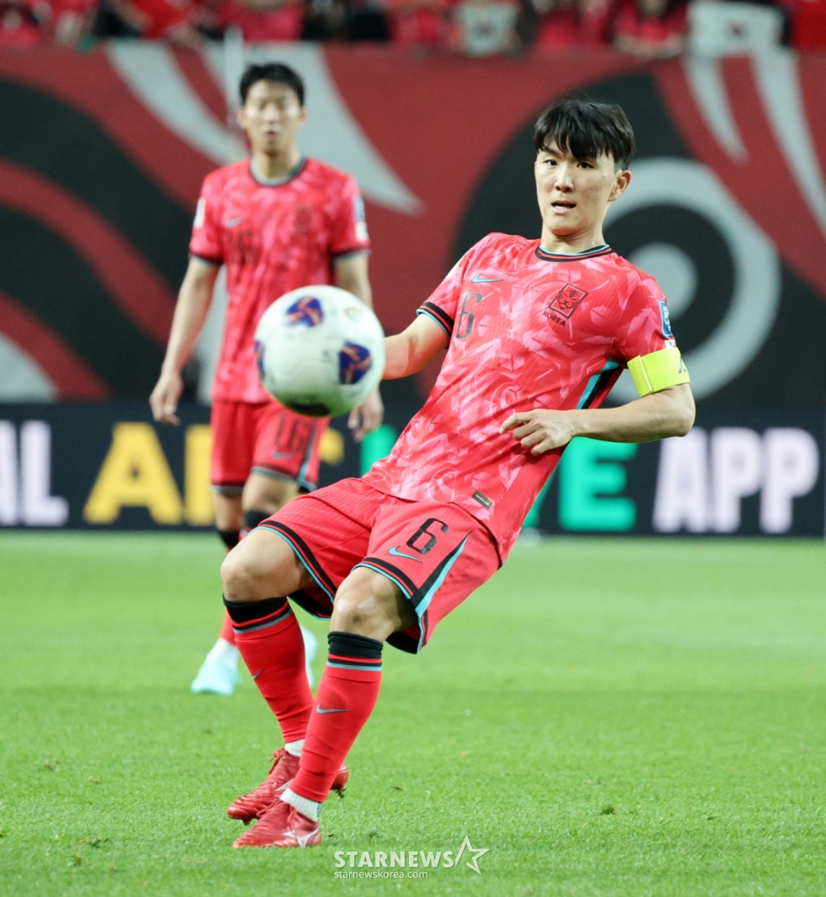 他就是足球代表队中场黄仁范。 =照片=高级记者姜英祖。