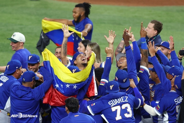 ベネズエラの選手たちが優勝を祝っている。 /AFPBBNews=ニュース1