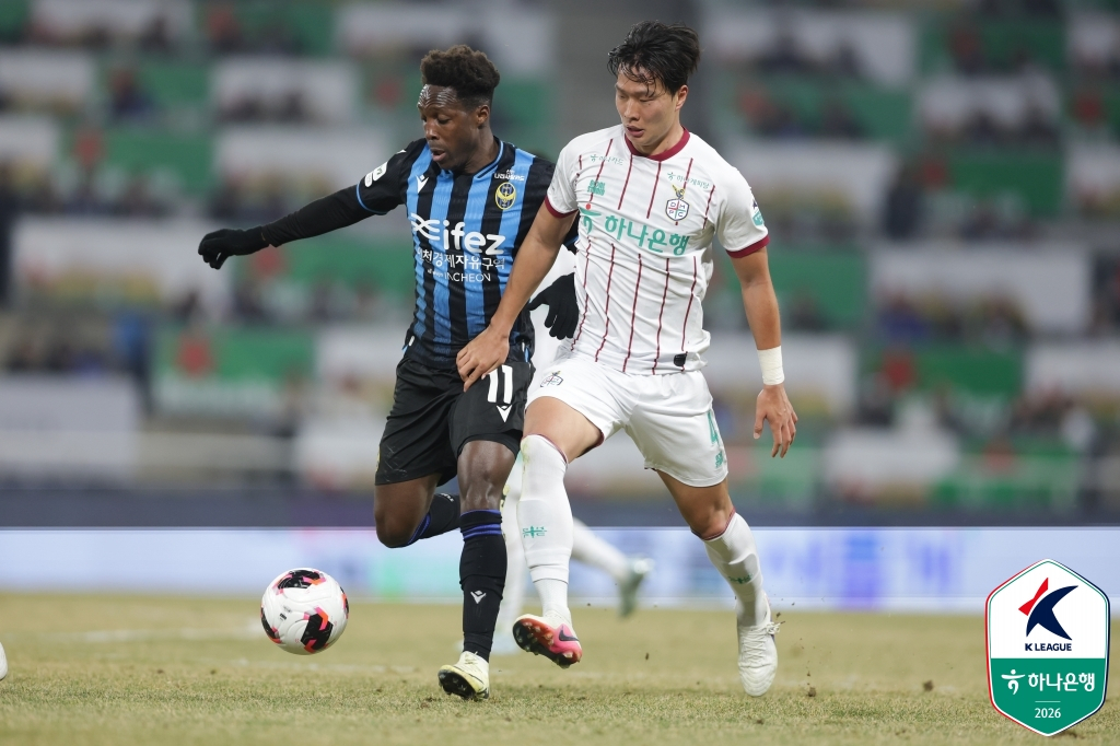 Players from both teams are competing fiercely in the fourth round of Hana Bank K League 1 2026 between Incheon United and Daejeon Hana Citizen at Incheon Football Stadium on the 18th. /Photo = Courtesy of the Korea Professional Football League