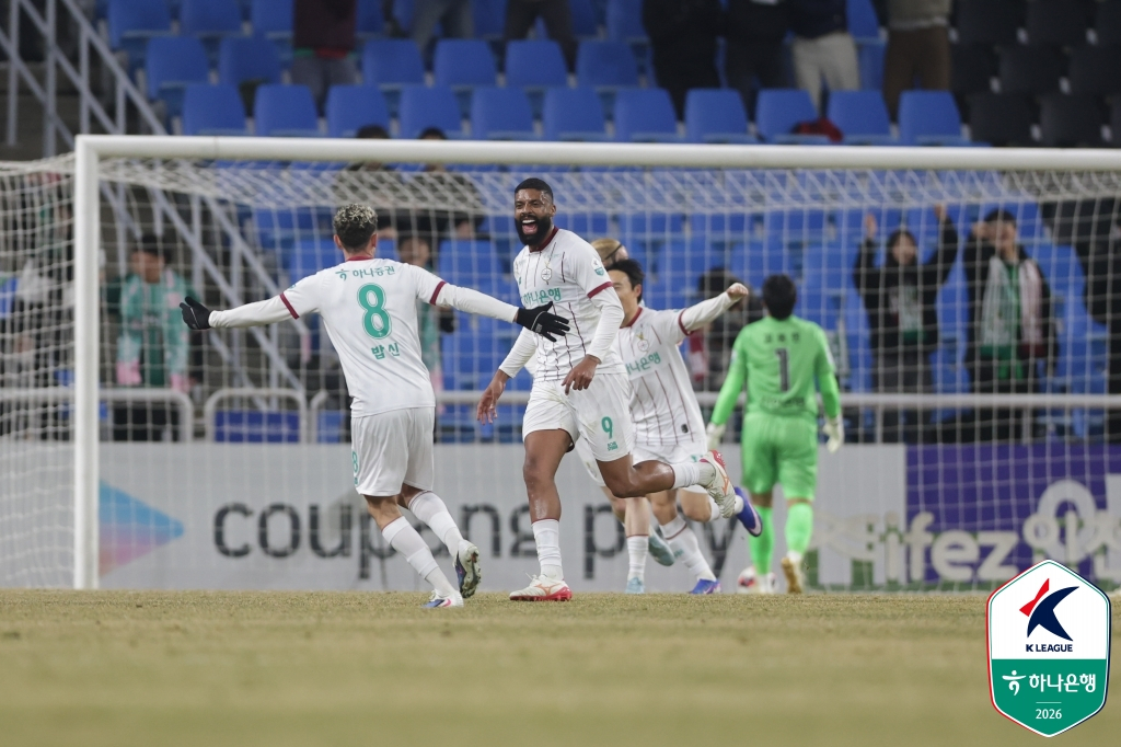Daejeon Hana Citizen Diogo is delighted after scoring a goal in the 40th minute of the second half against Incheon United at Incheon Football Stadium on the 18th. /Photo = Courtesy of the Korea Professional Football League