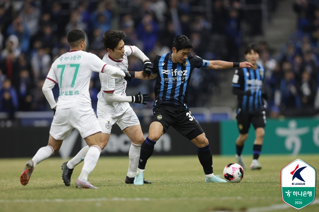 Players from both teams are competing fiercely in the fourth round of Hana Bank K League 1 2026 between Incheon United and Daejeon Hana Citizen at Incheon Football Stadium on the 18th. /Photo = Courtesy of the Korea Professional Football League