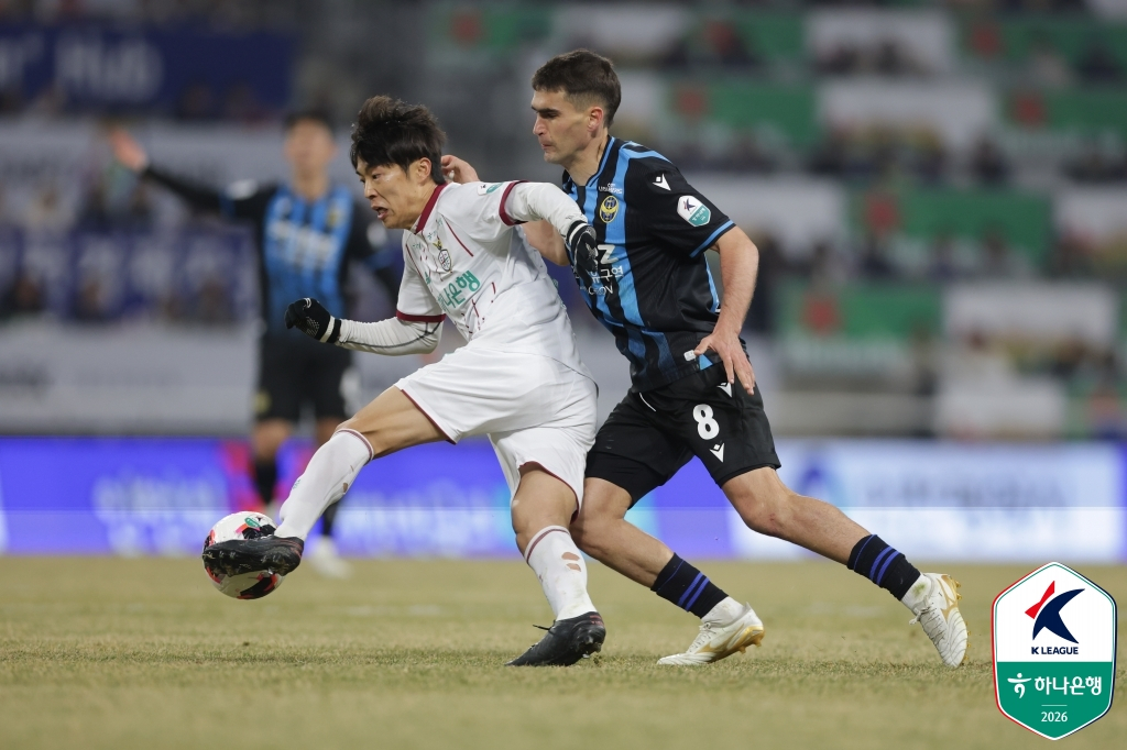 Players from both teams are competing fiercely in the fourth round of Hana Bank K League 1 2026 between Incheon United and Daejeon Hana Citizen at Incheon Football Stadium on the 18th. /Photo = Courtesy of the Korea Professional Football League