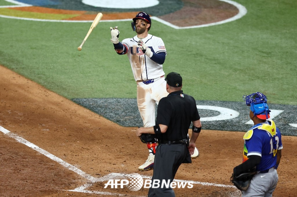 韩国时间18日，在位于美国佛罗里达州迈阿密的朗迪波公园球场举行的与委内瑞拉队的2026世界棒球经典赛(WBC)决赛中，布莱斯•哈珀在第8回合末击出扳平比分的2分本垒打后，正在挥棒。 =法新社BBNews=新闻1。