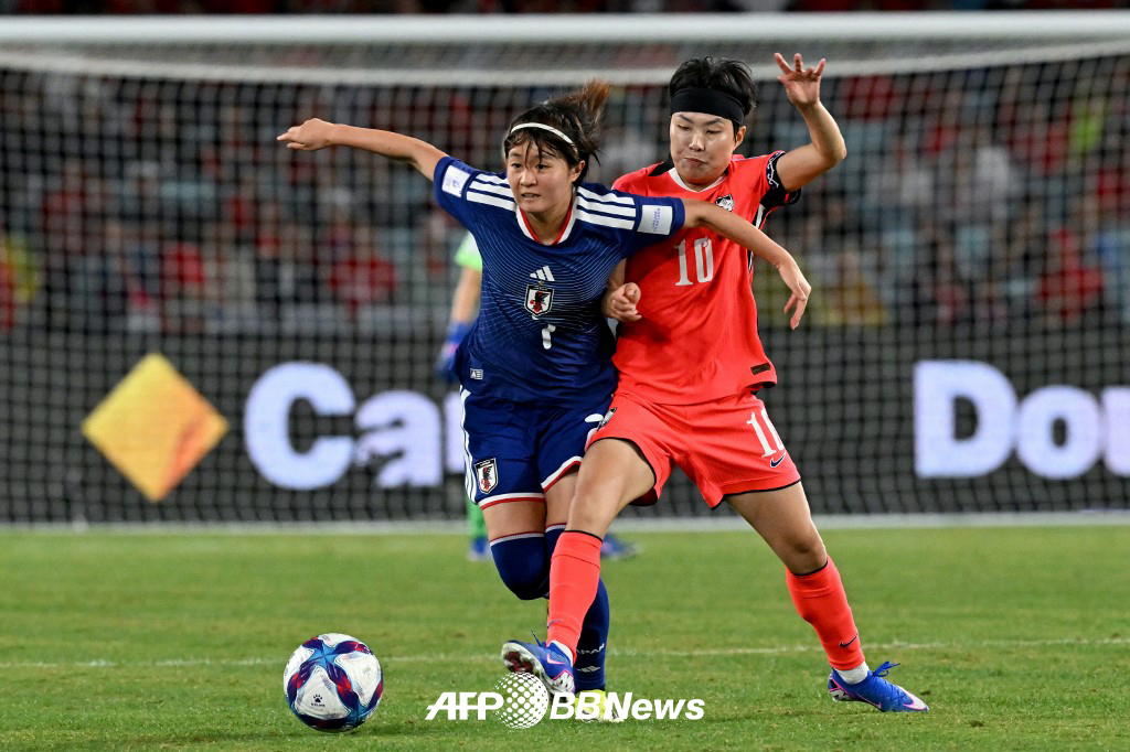 图为，18日在澳大利亚悉尼举行的2026年亚足联女子亚洲杯4强赛韩国队和日本队的比赛现场。 =法新社BBNews=新闻1。